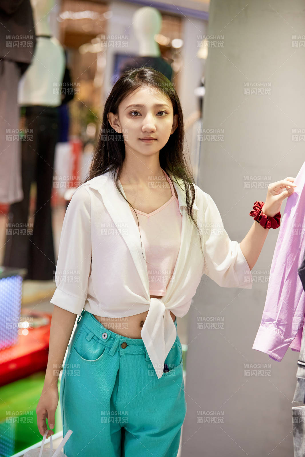 假日悠閑逛商場服裝區的中國少女