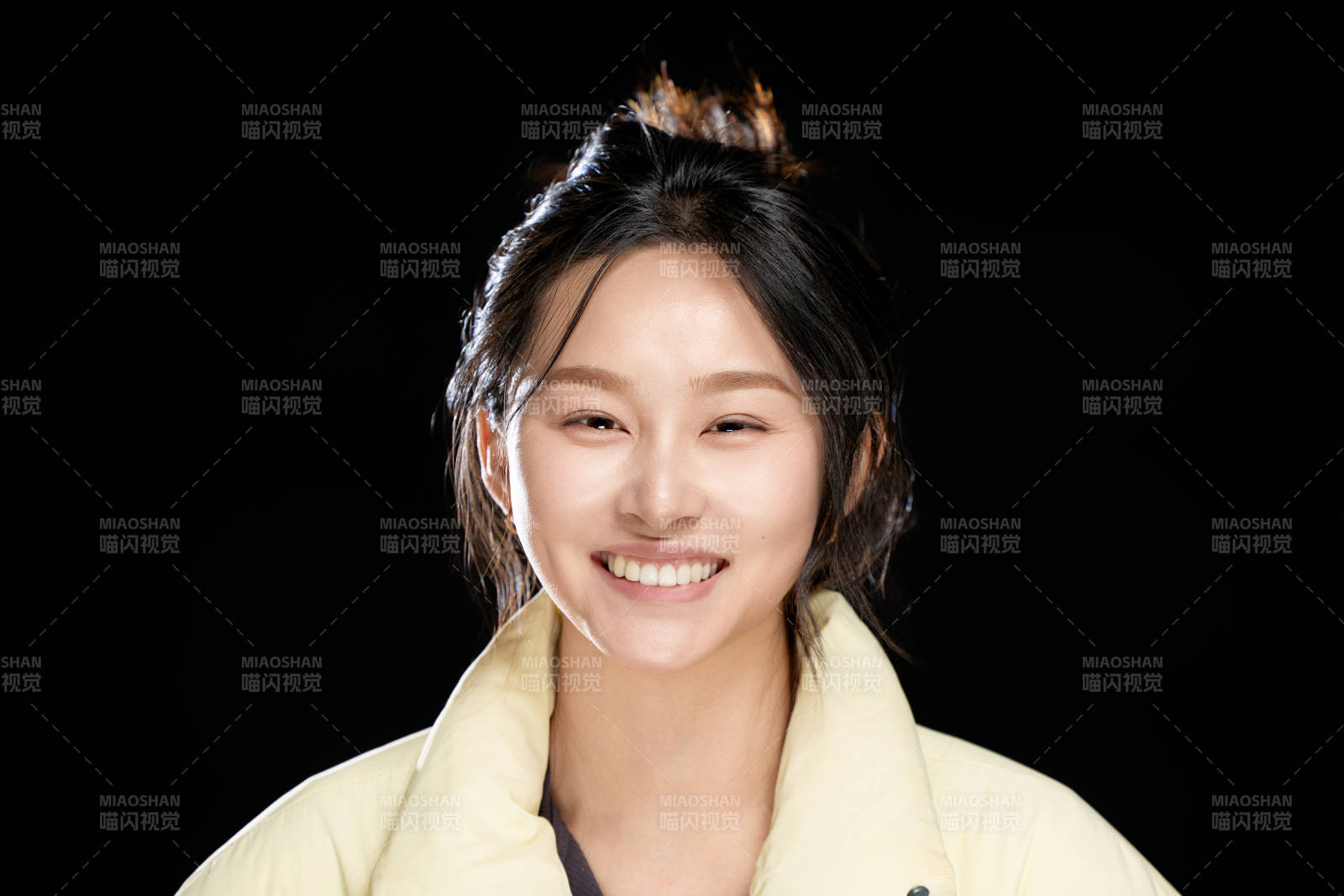 黑色背景下的亞洲美麗年輕女性形象