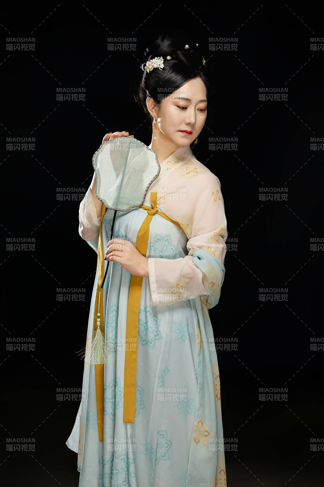 手持蝶扇展示唐代服飾妝容的成熟東方女性