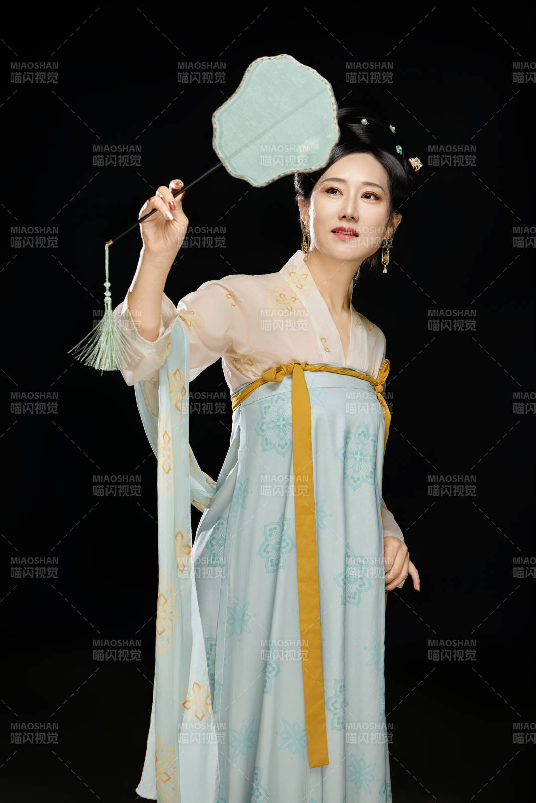 手持蝶扇展示唐代服飾妝容的成熟東方女性