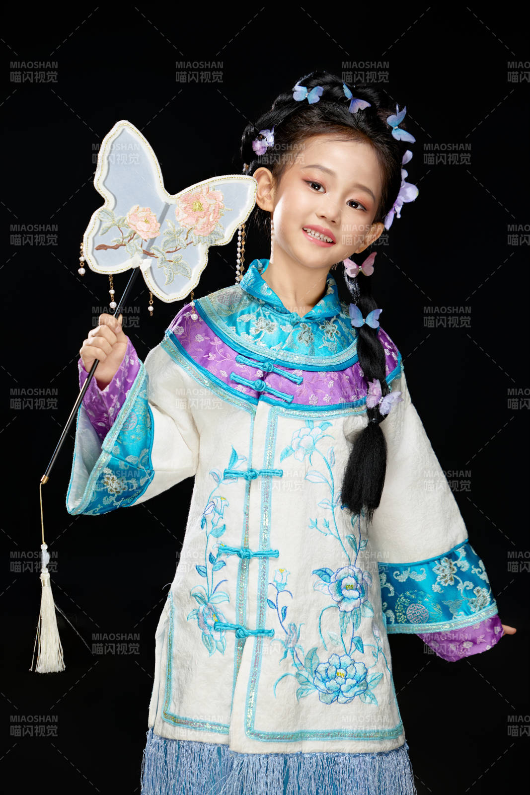 黑色背景下穿著中國(guó)明制漢服的中國(guó)女童