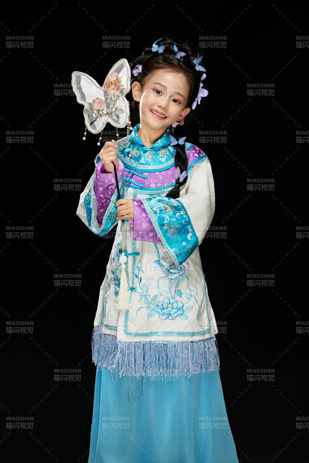 黑色背景下穿著中國(guó)明制漢服的中國(guó)女童