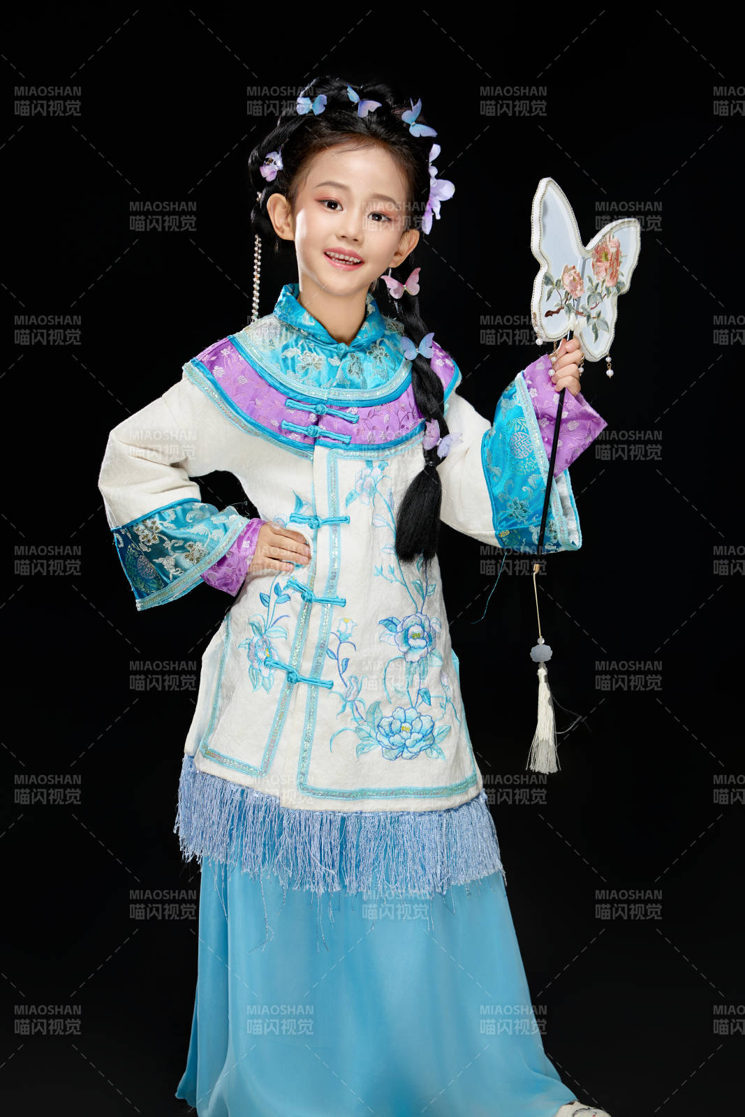 黑色背景下穿著中國明制漢服的中國女童