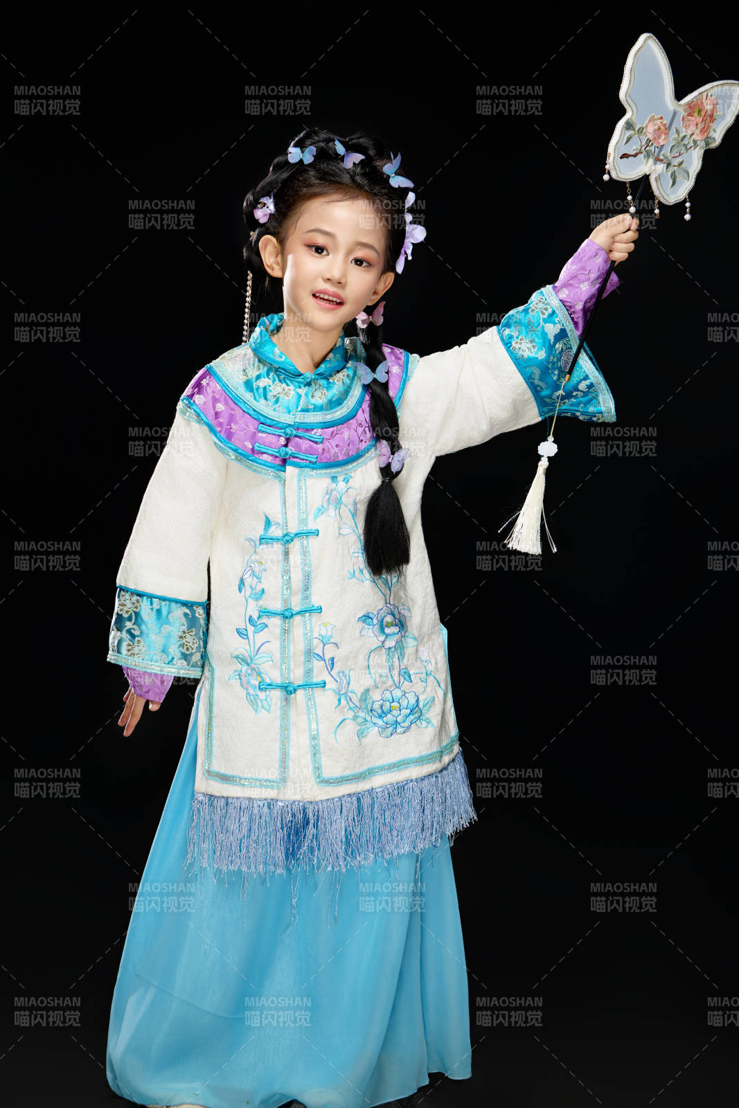 黑色背景下穿著中國明制漢服的中國女童