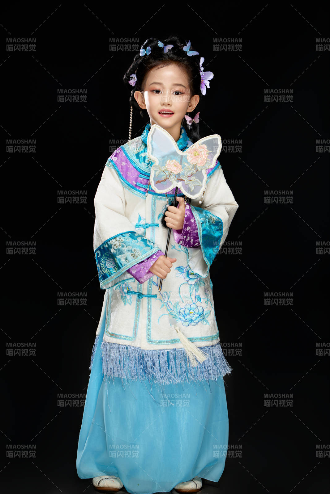 黑色背景下穿著中國明制漢服的中國女童