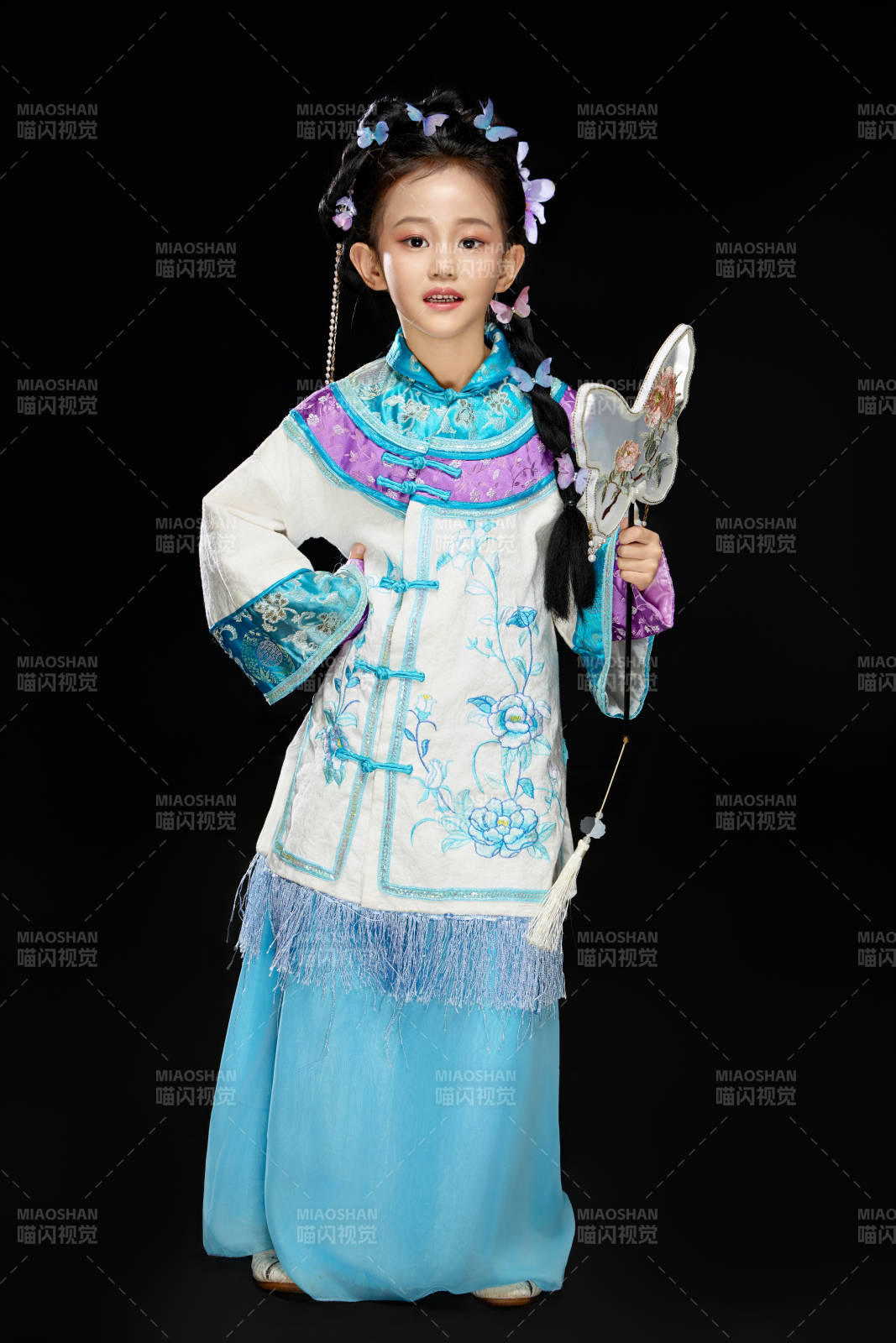 黑色背景下穿著中國明制漢服的中國女童