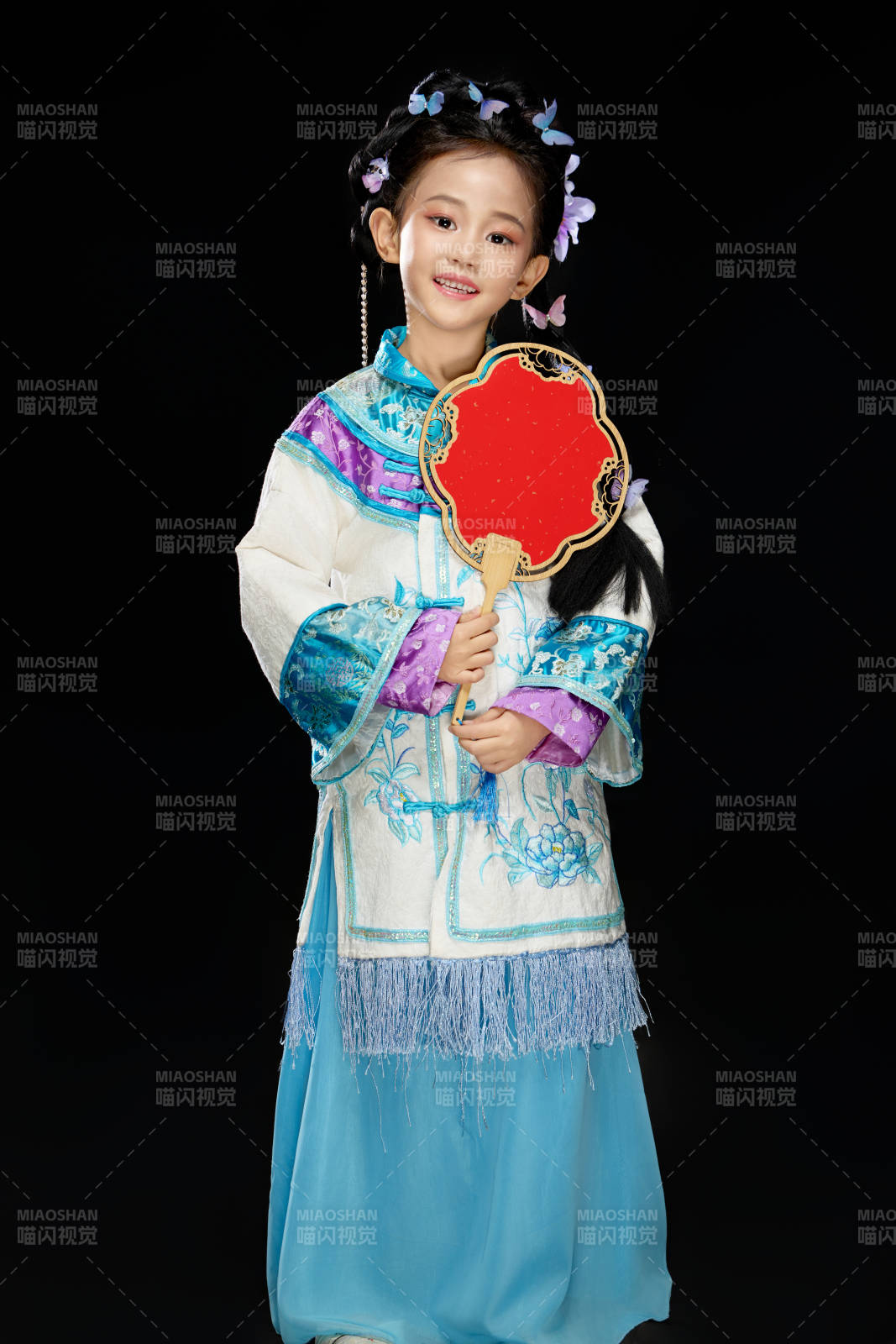 黑色背景下穿著中國明制漢服的中國女童