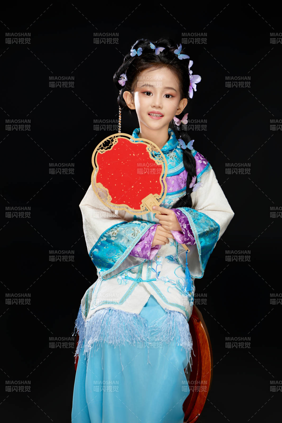 黑色背景下穿著中國(guó)明制漢服的中國(guó)女童