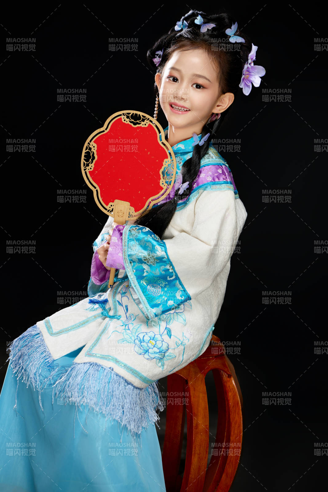 黑色背景下穿著中國(guó)明制漢服的中國(guó)女童