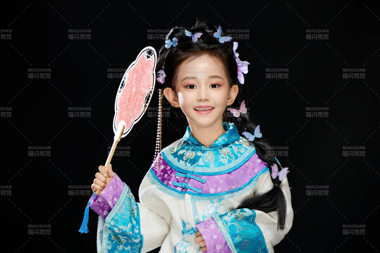 黑色背景下穿著中國(guó)明制漢服的中國(guó)女童