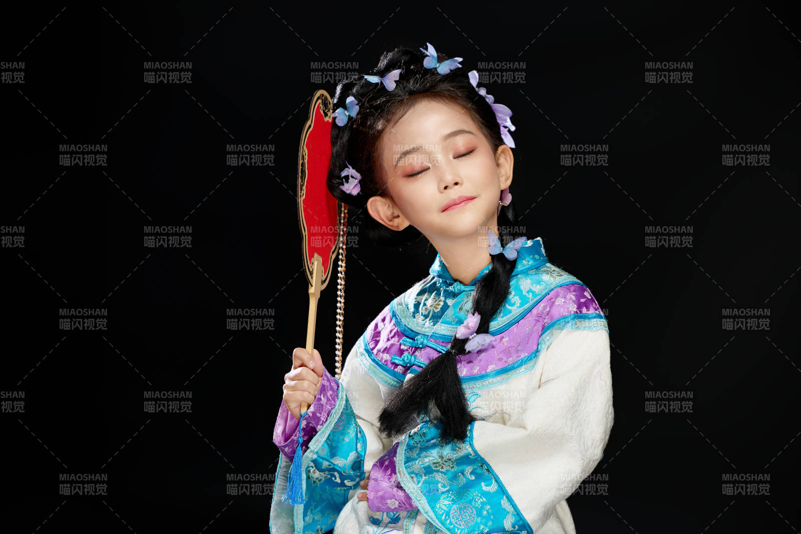 黑色背景下穿著中國明制漢服的中國女童