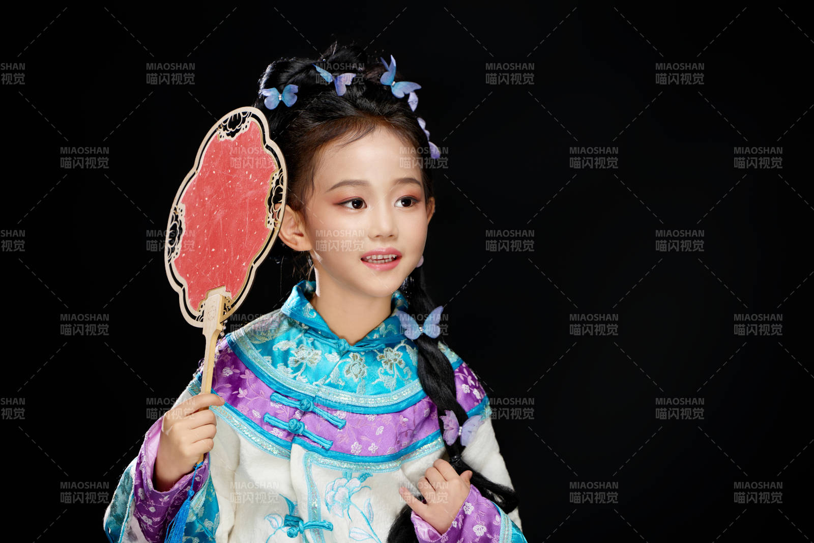 黑色背景下穿著中國明制漢服的中國女童