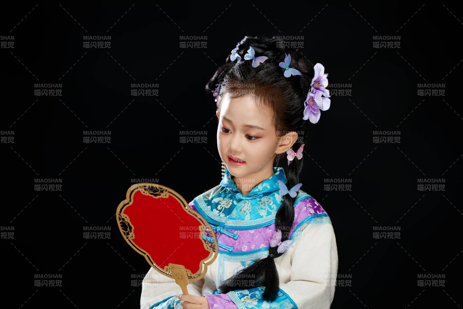 黑色背景下穿著中國明制漢服的中國女童