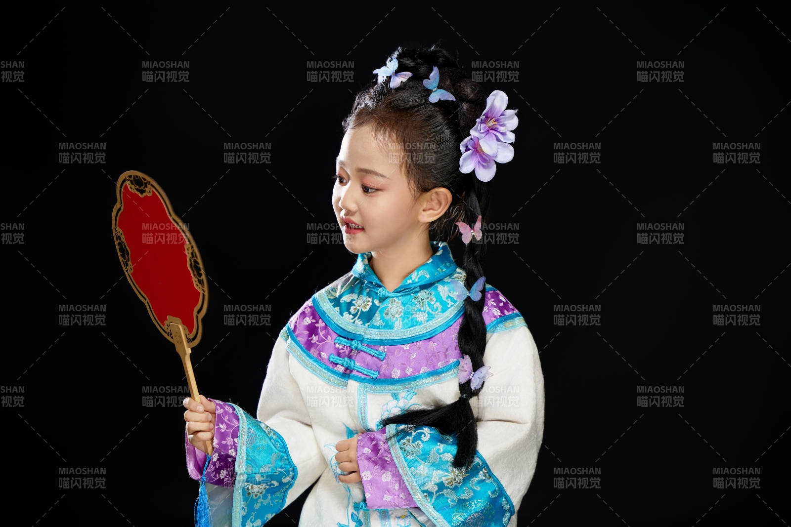 黑色背景下穿著中國明制漢服的中國女童