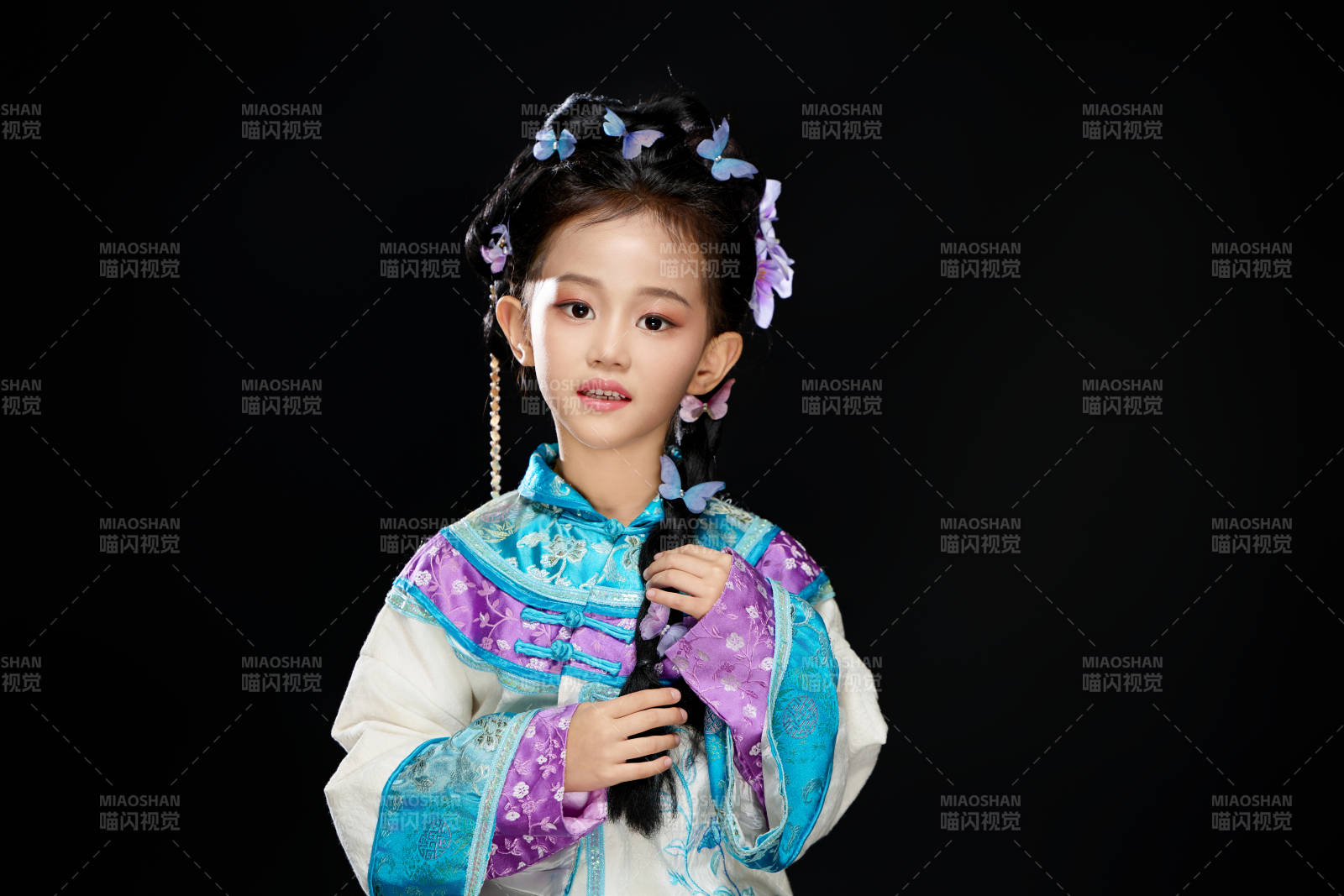 黑色背景下穿著中國明制漢服的中國女童