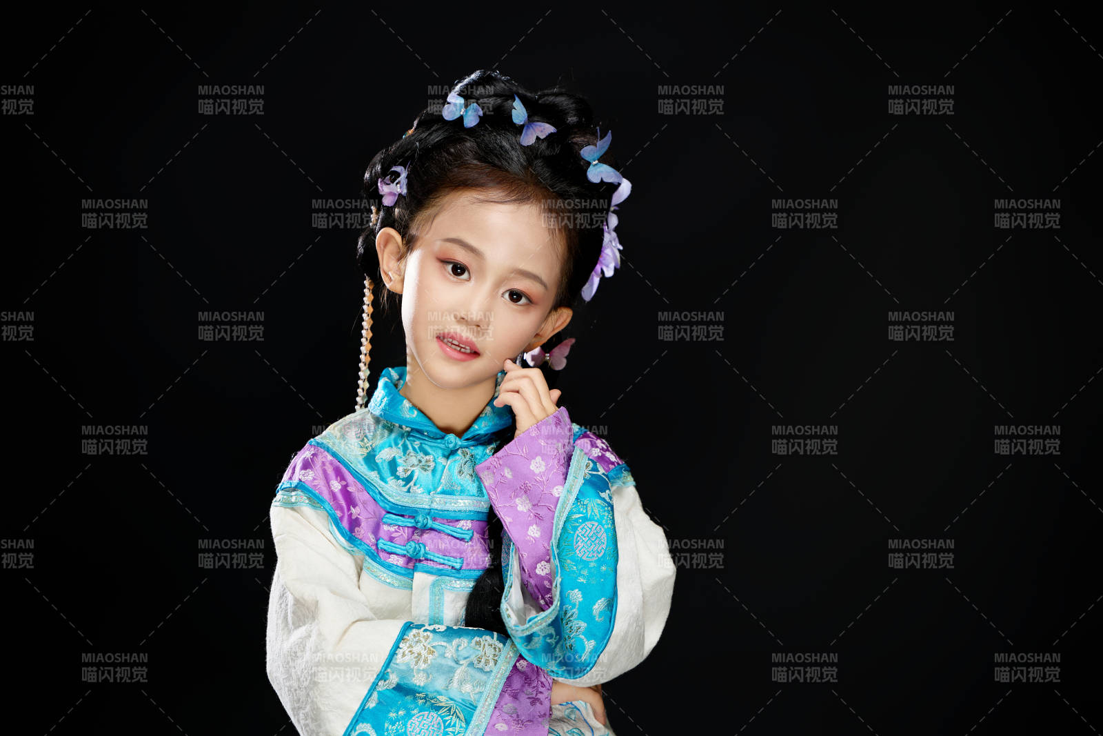 黑色背景下穿著中國明制漢服的中國女童