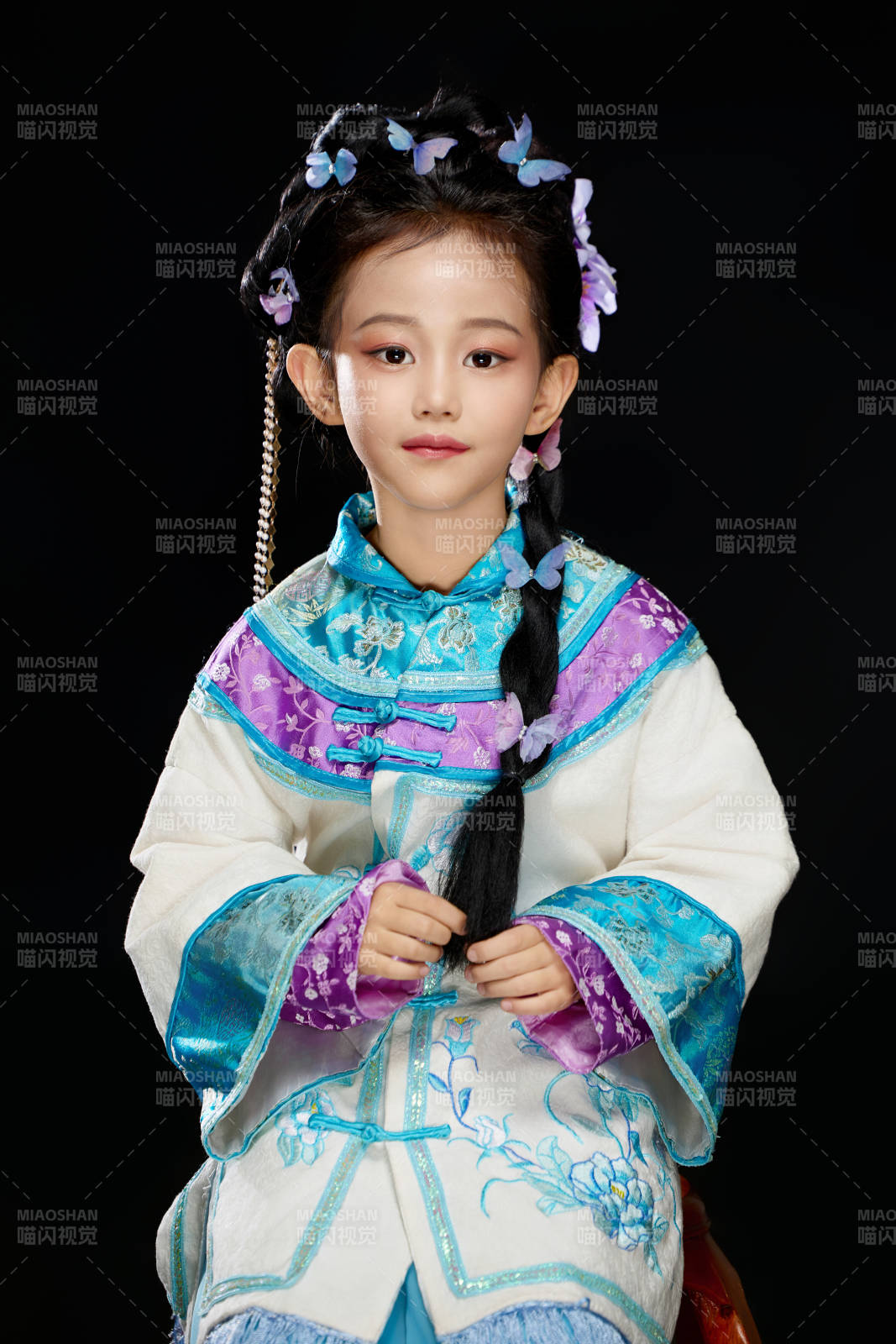 黑色背景下穿著中國(guó)明制漢服的中國(guó)女童