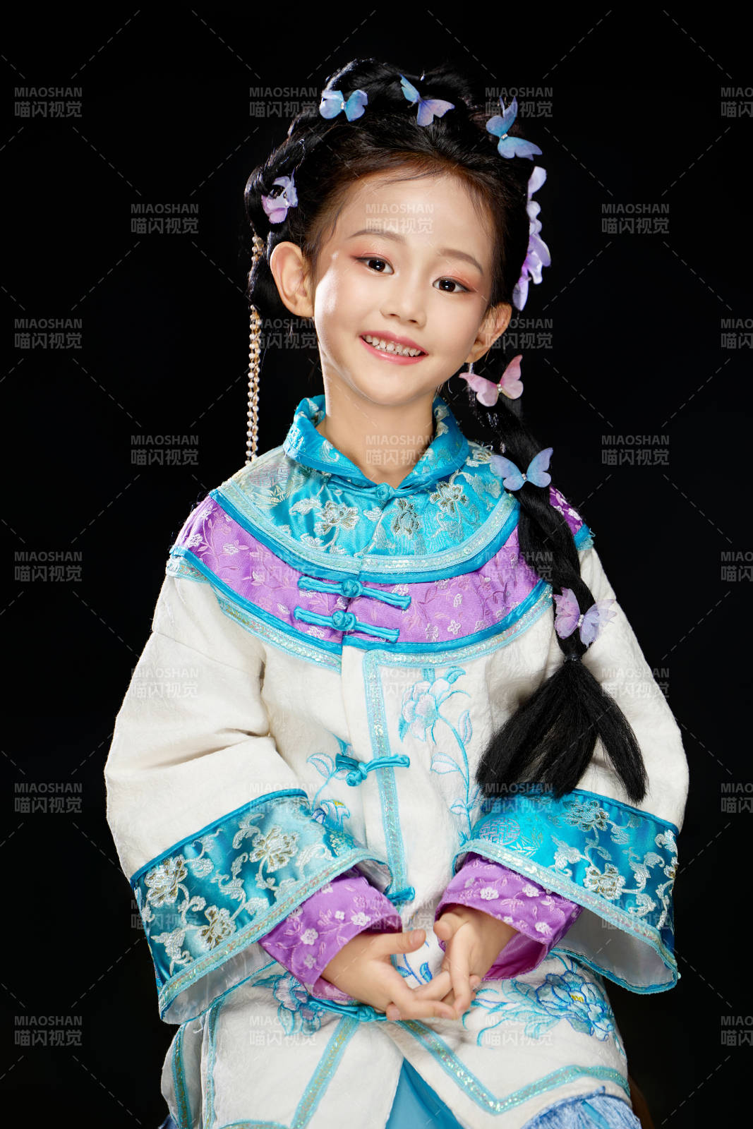 黑色背景下穿著中國明制漢服的中國女童