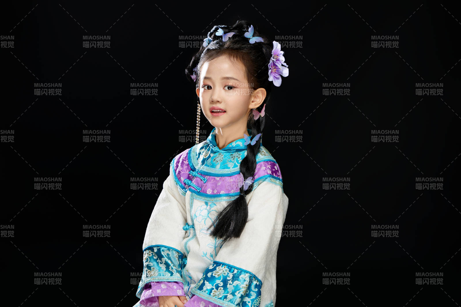 黑色背景下穿著中國明制漢服的中國女童