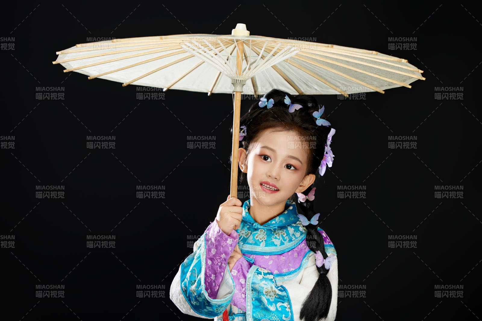 黑色背景下穿著中國明制漢服的中國女童