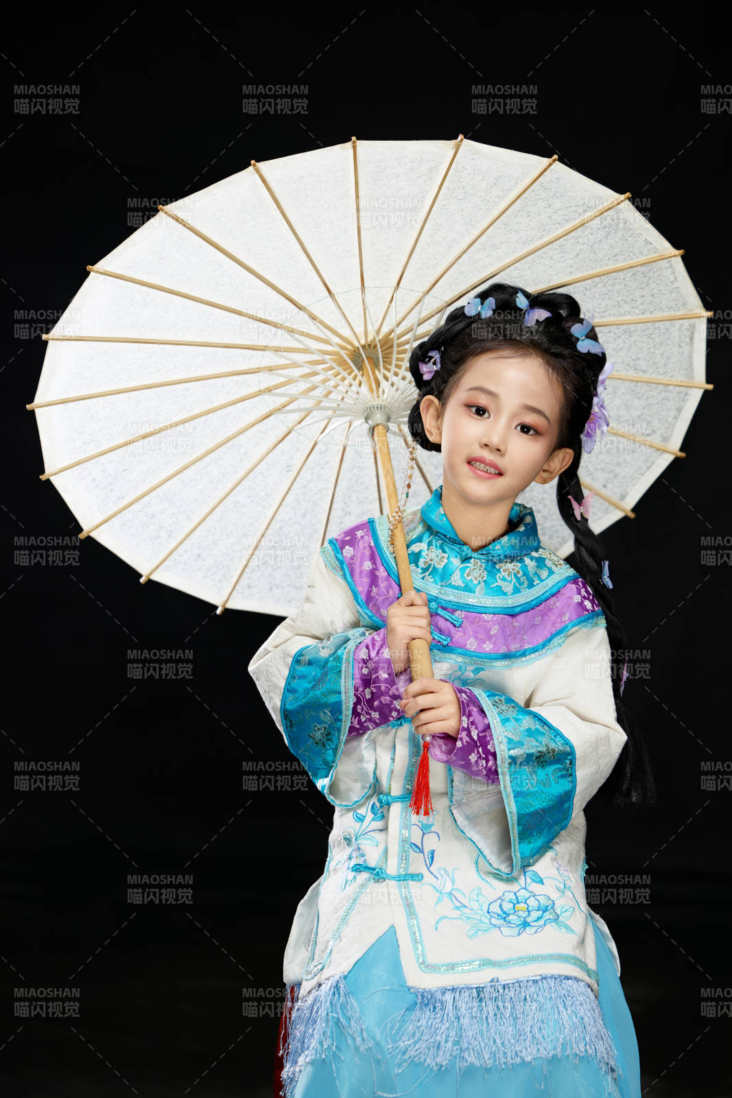 黑色背景下穿著中國明制漢服的中國女童