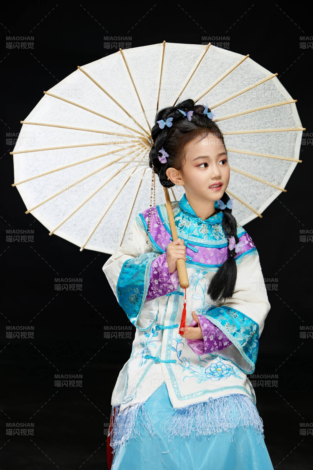 黑色背景下穿著中國明制漢服的中國女童