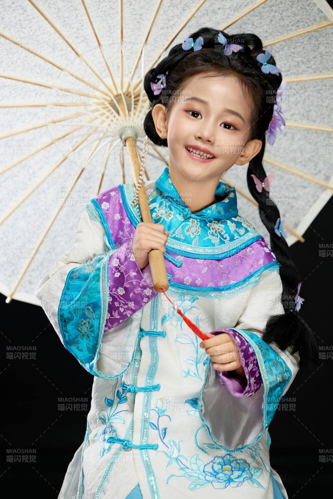 黑色背景下穿著中國明制漢服的中國女童