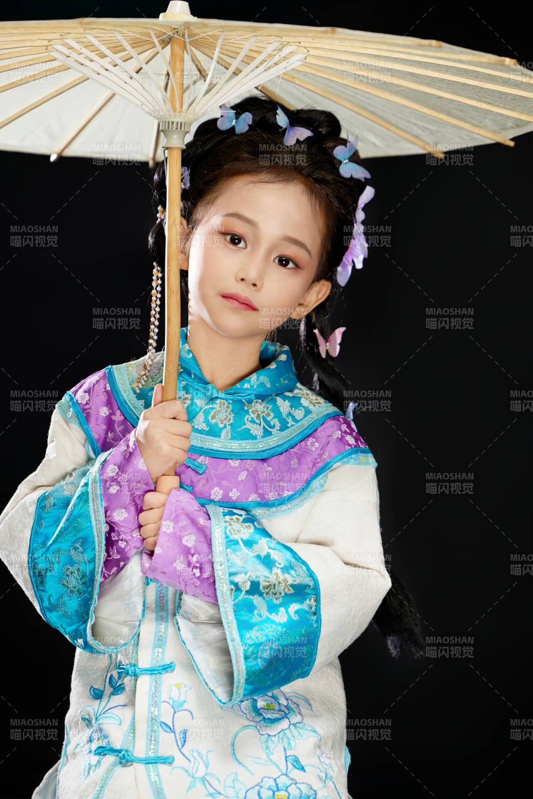 黑色背景下穿著中國(guó)明制漢服的中國(guó)女童