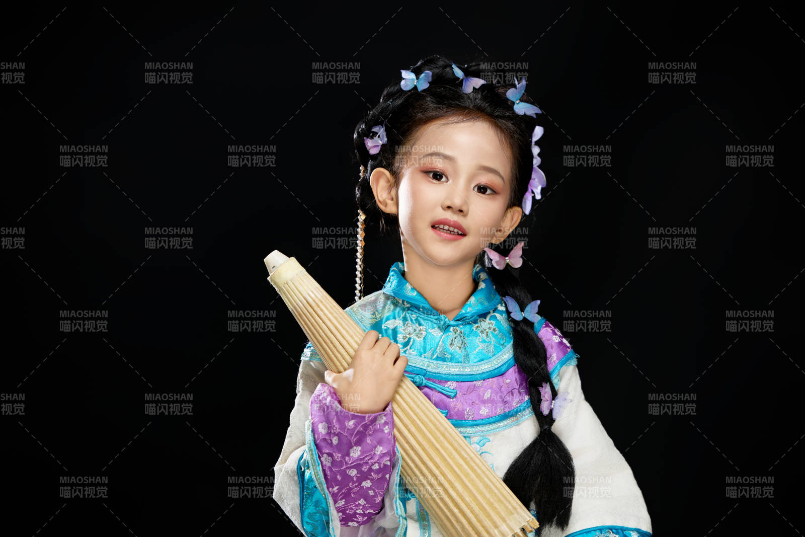 黑色背景下穿著中國明制漢服的中國女童