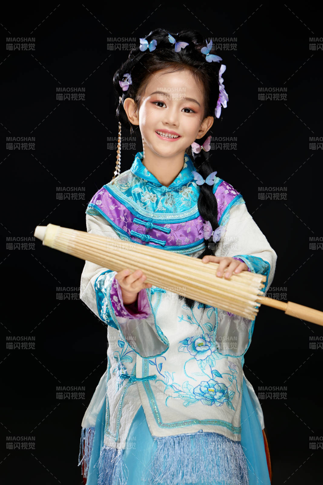 黑色背景下穿著中國明制漢服的中國女童