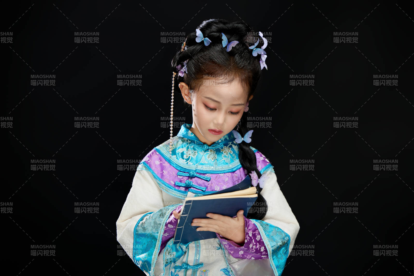 黑色背景下穿著中國明制漢服的中國女童