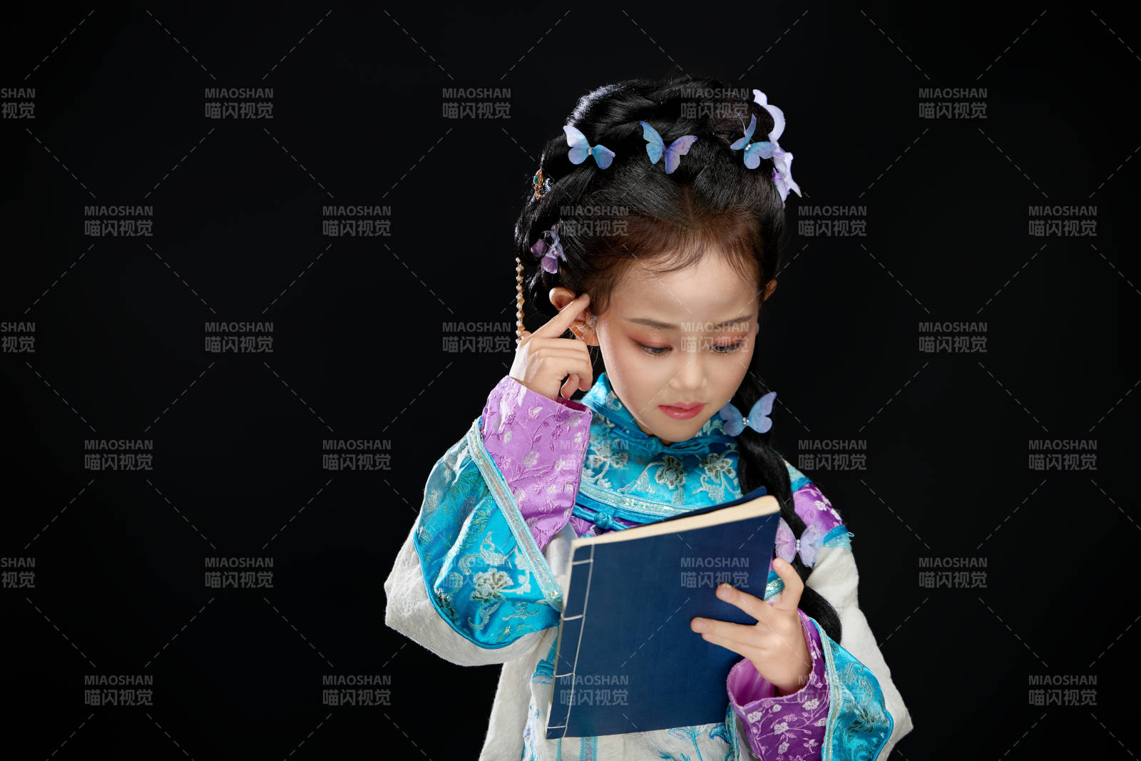 黑色背景下穿著中國(guó)明制漢服的中國(guó)女童