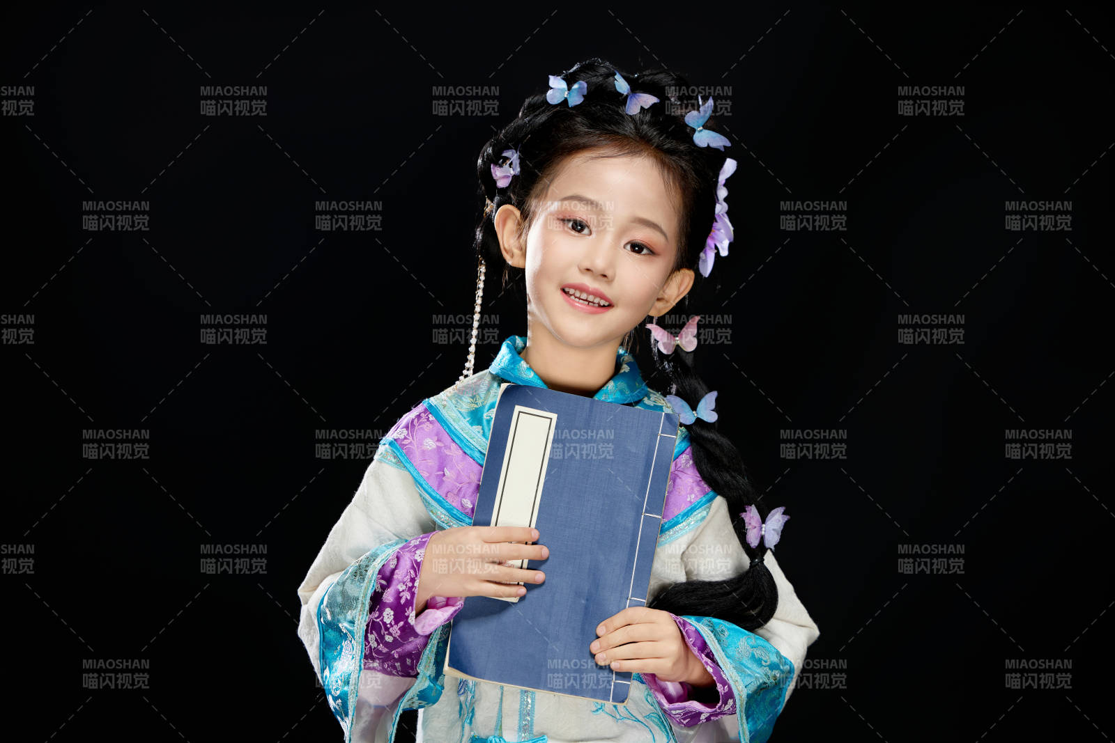 黑色背景下穿著中國明制漢服的中國女童