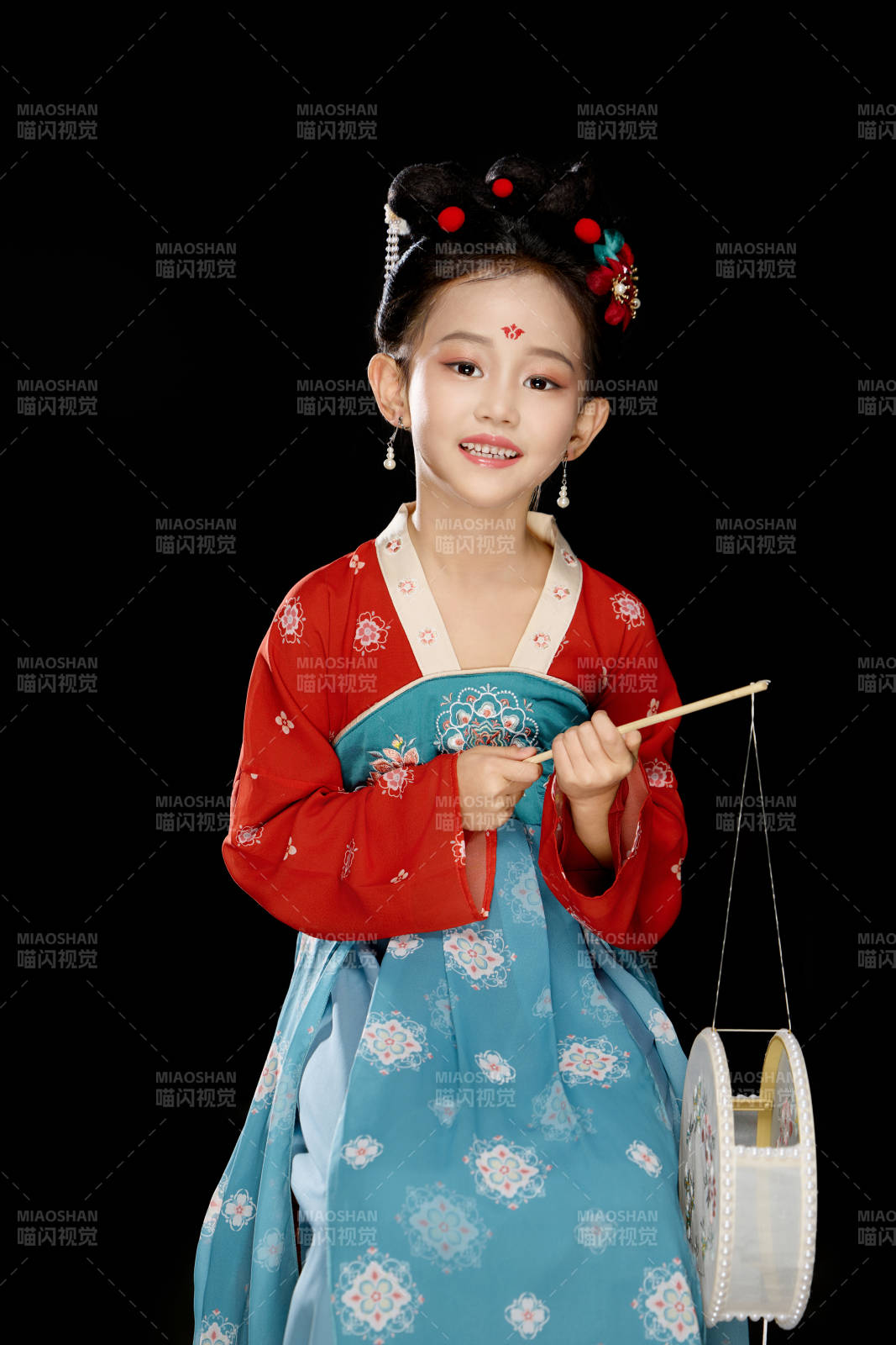 黑色背景下漢服裝扮的中國女童