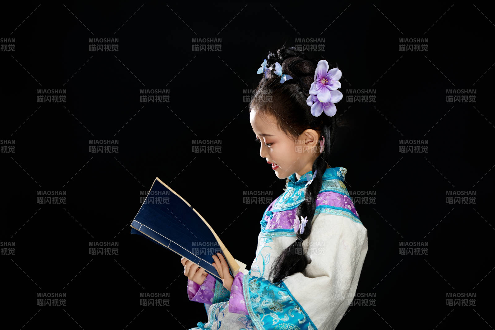 黑色背景下穿著中國明制漢服的中國女童