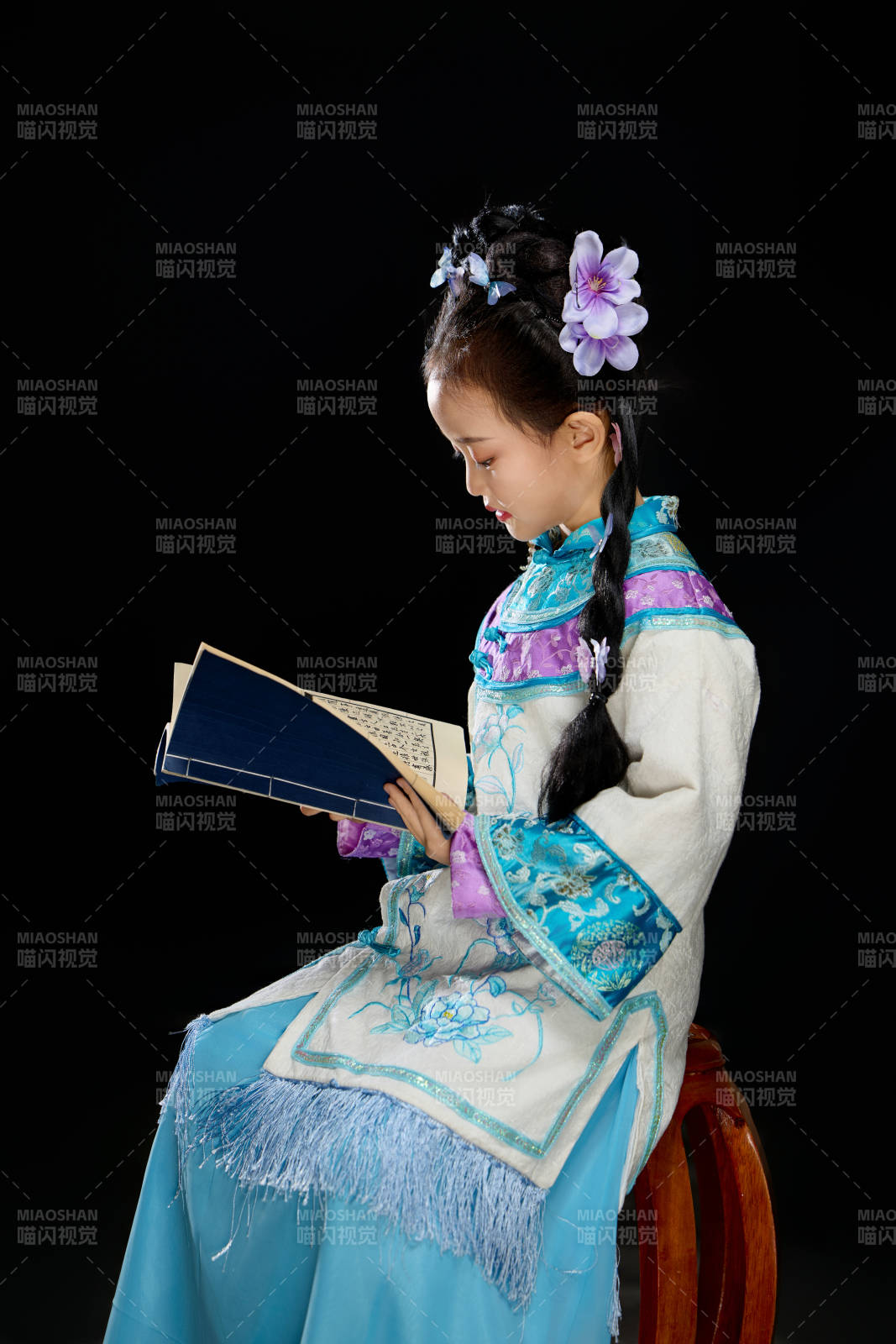 黑色背景下穿著中國明制漢服的中國女童