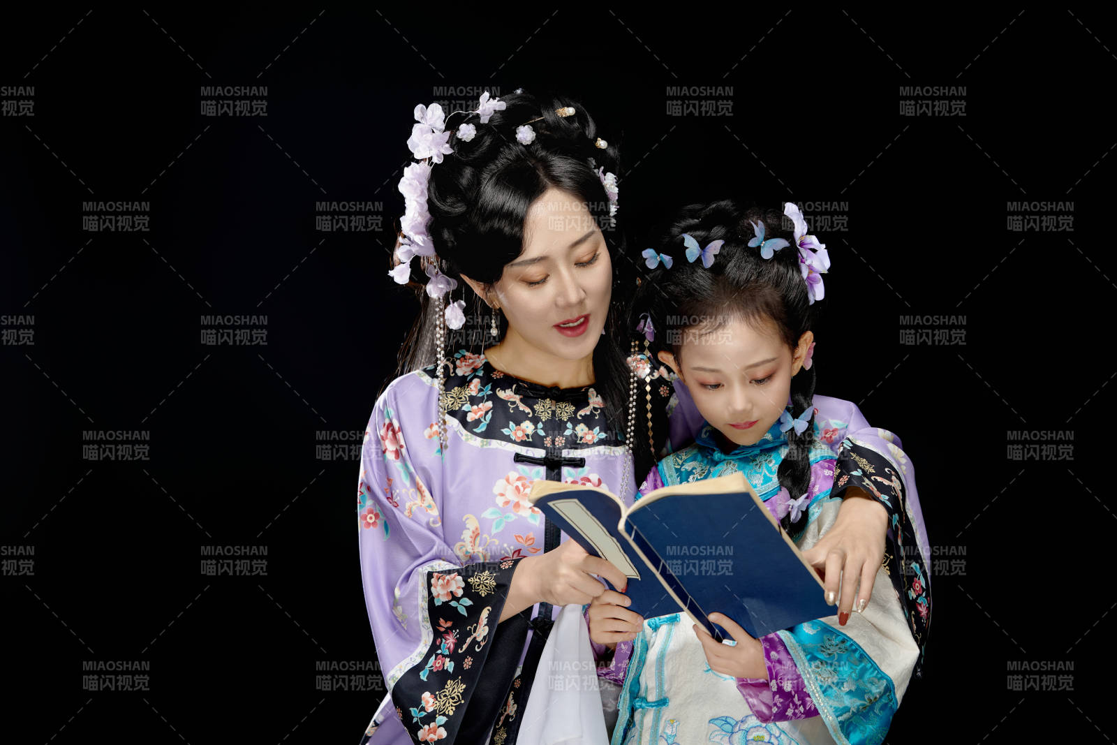 黑色背景下漢服裝扮的中國母女親子人像