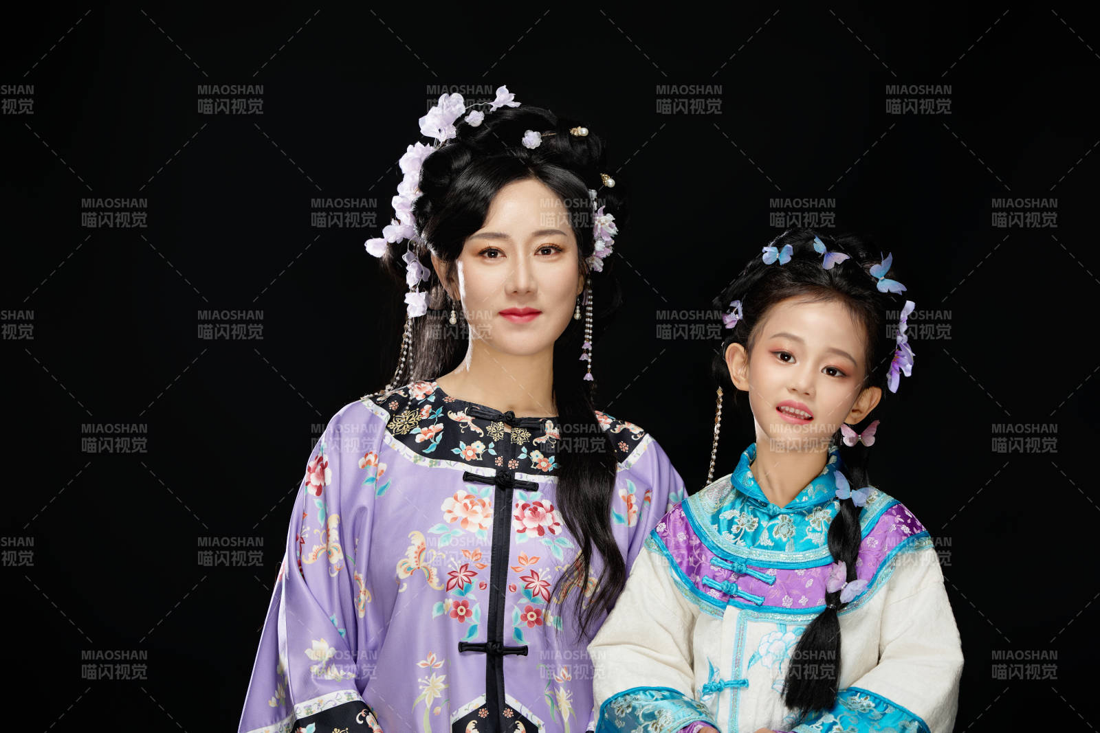 黑色背景下漢服裝扮的中國母女親子人像