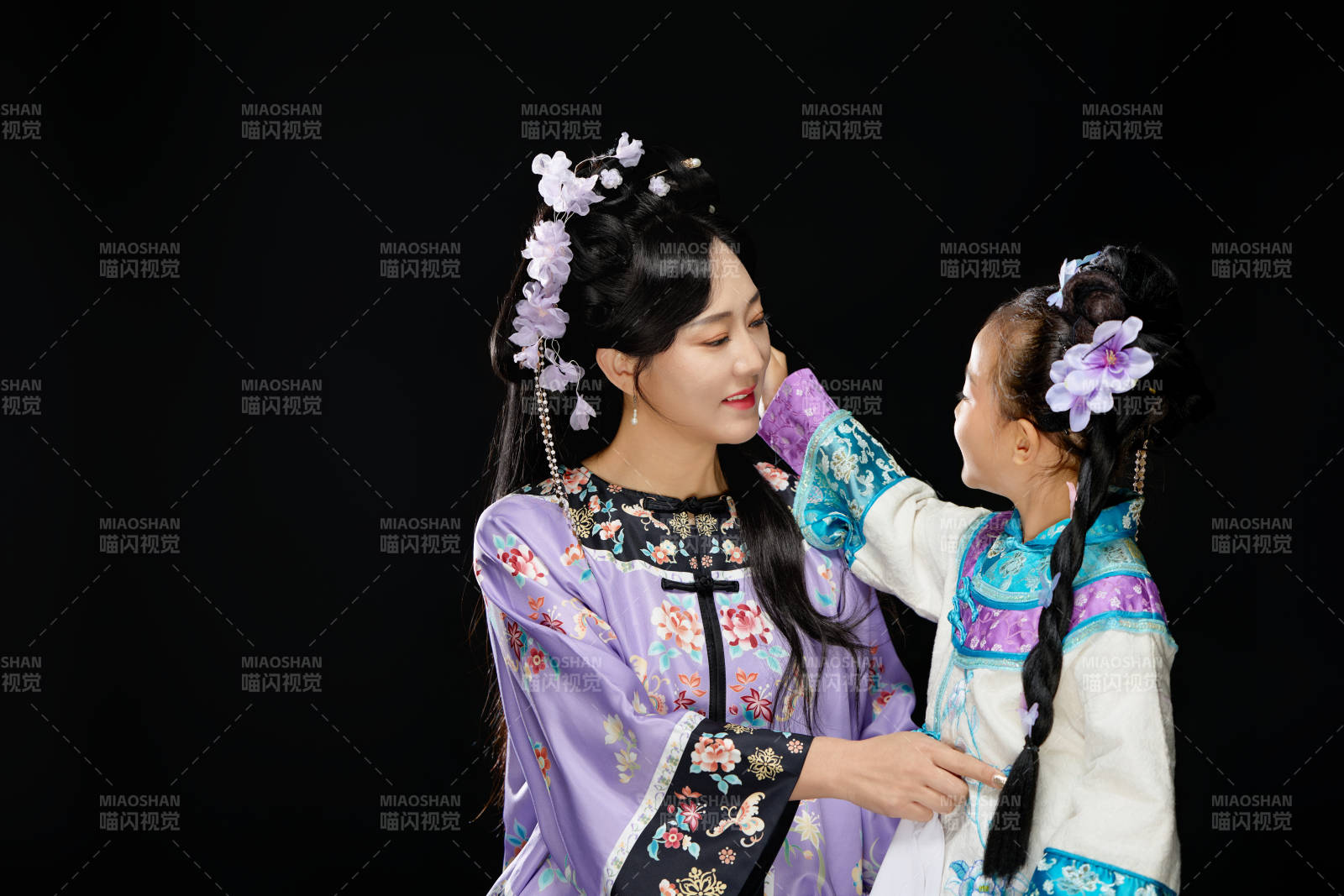 黑色背景下漢服裝扮的中國(guó)母女親子人像