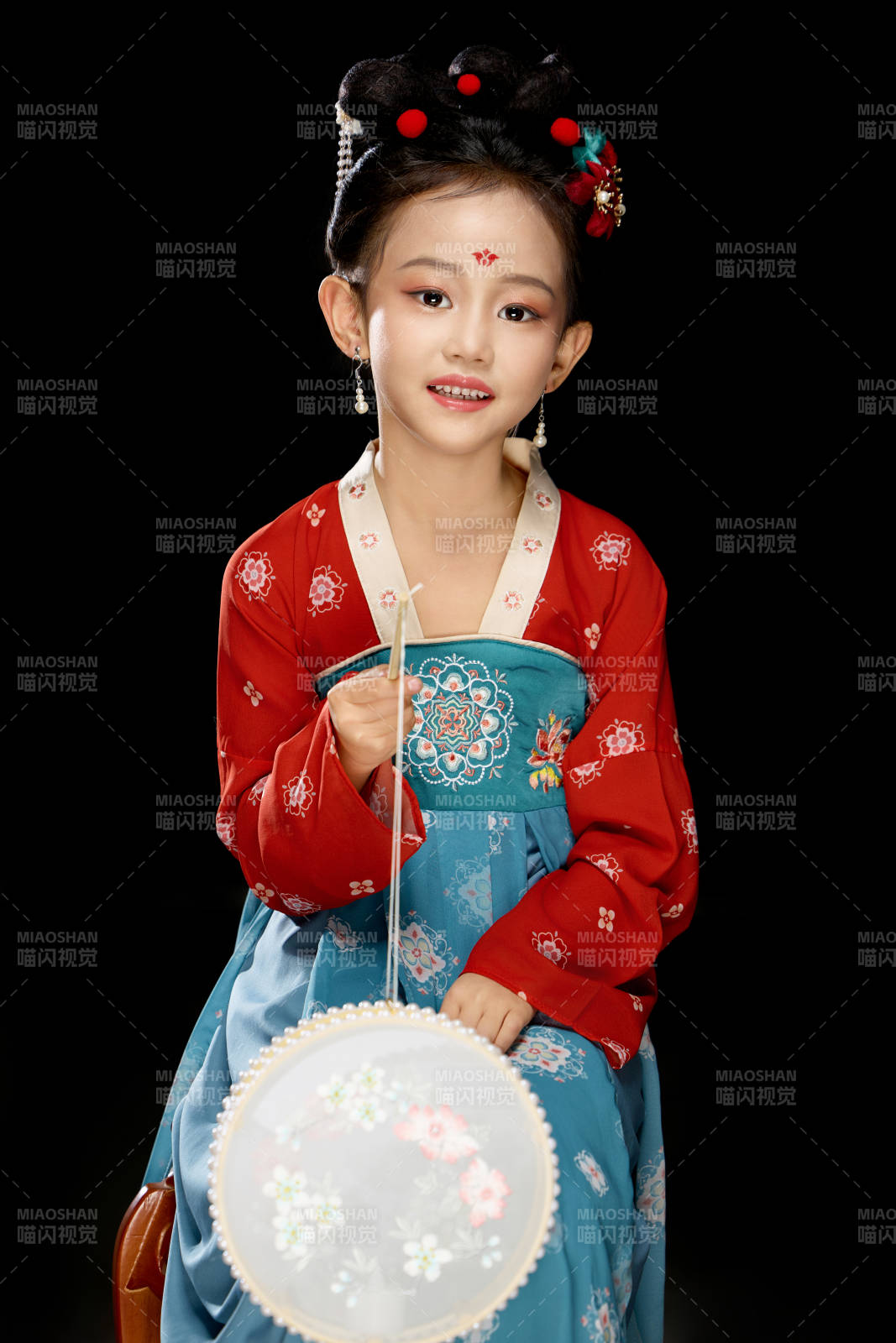 黑色背景下漢服裝扮的中國女童