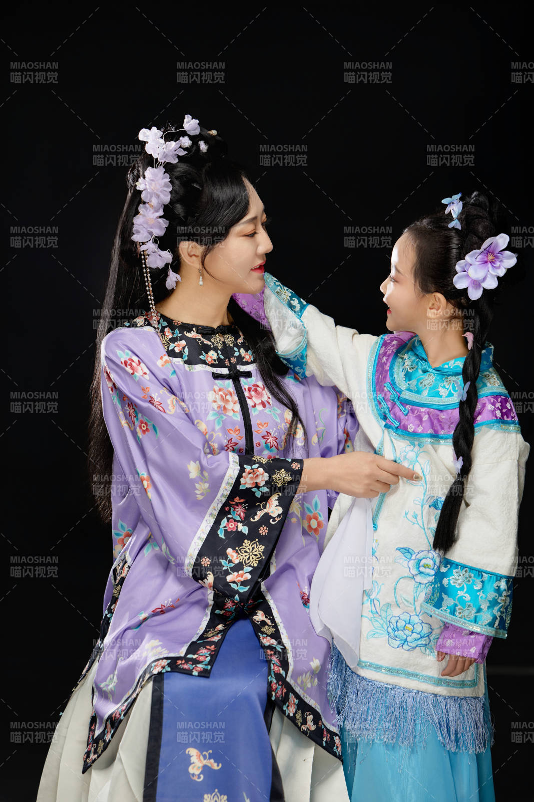 黑色背景下漢服裝扮的中國(guó)母女親子人像