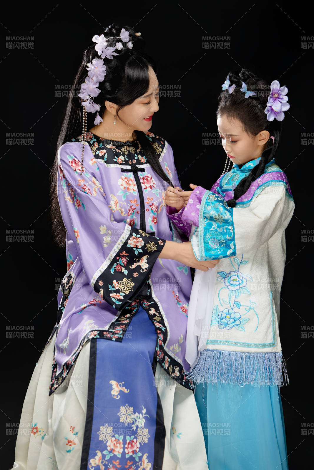 黑色背景下漢服裝扮的中國母女親子人像