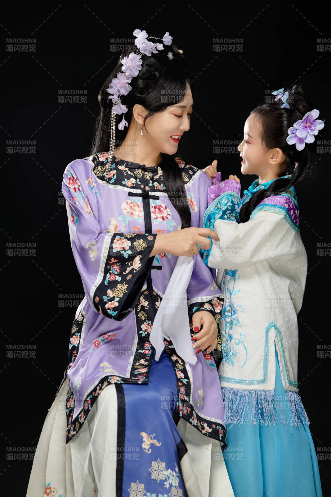 黑色背景下漢服裝扮的中國母女親子人像