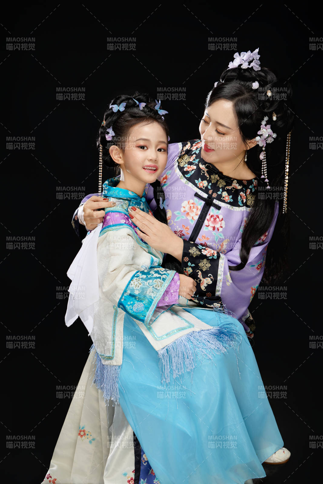 黑色背景下漢服裝扮的中國(guó)母女親子人像