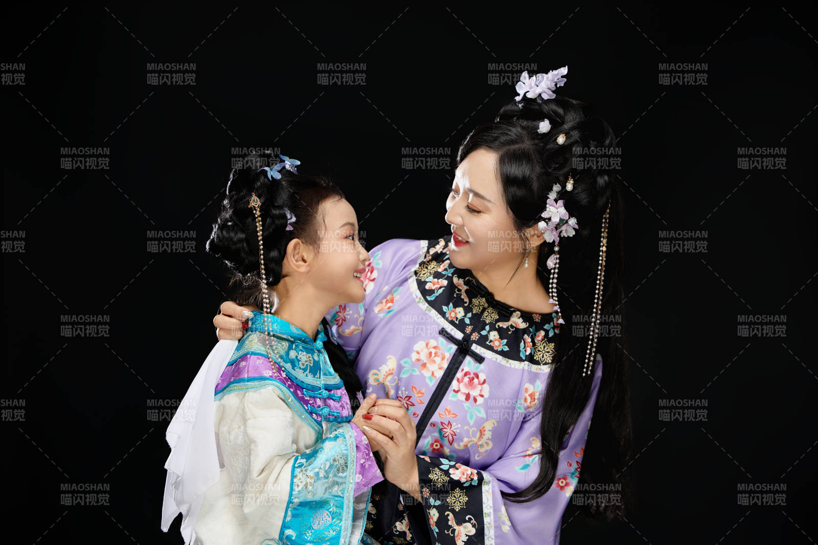 黑色背景下漢服裝扮的中國母女親子人像