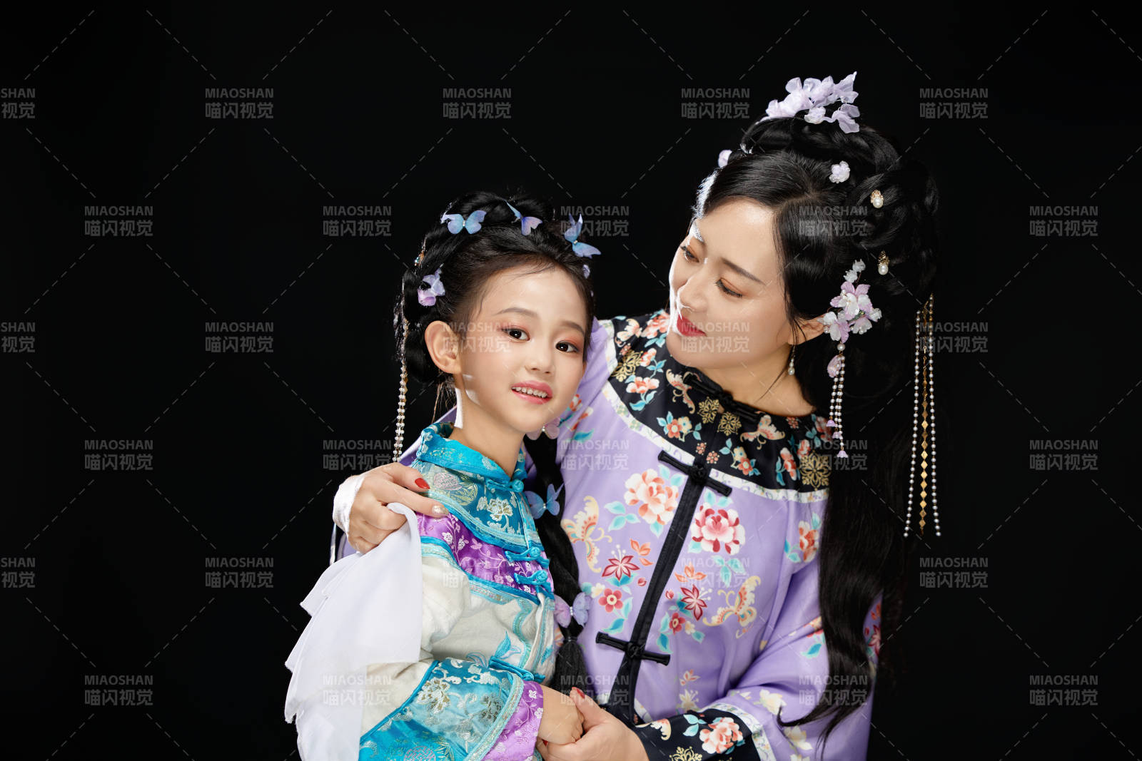 黑色背景下漢服裝扮的中國母女親子人像