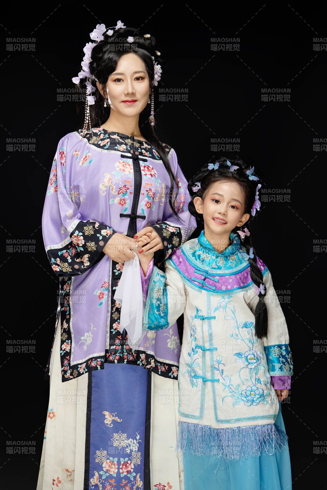 黑色背景下漢服裝扮的中國母女親子人像