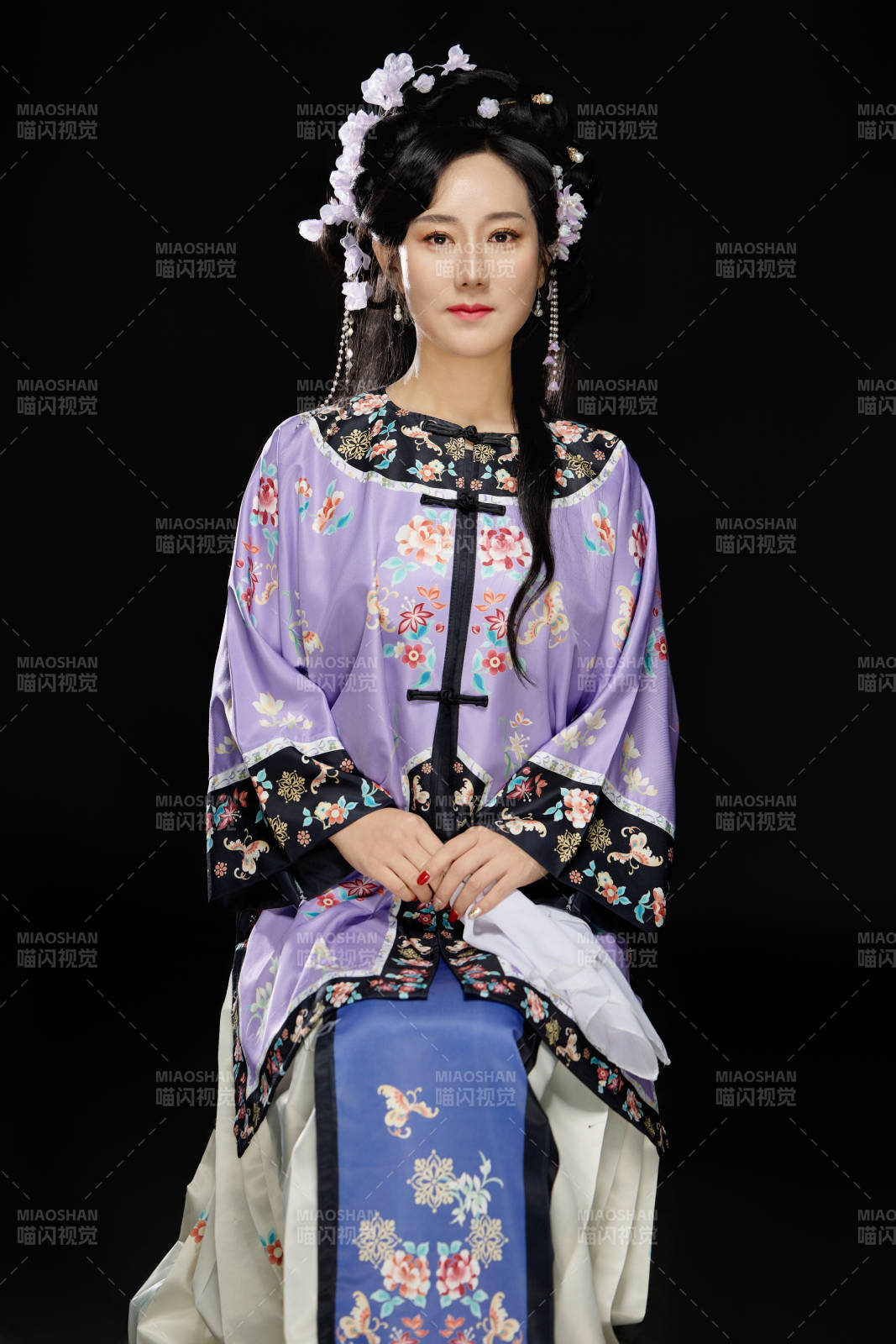 黑色背景下穿着中国明制汉服的中国女性