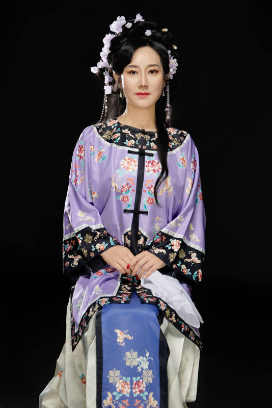 黑色背景下穿着中国明制汉服的中国女性