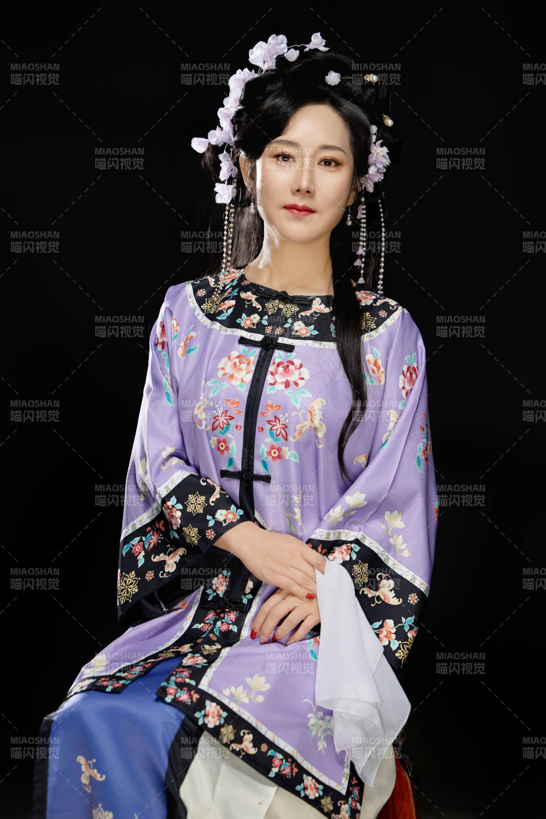 黑色背景下穿著中國明制漢服的中國女性